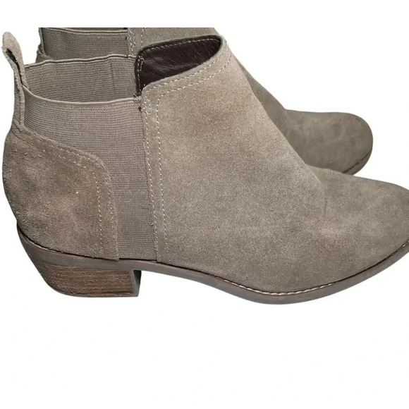 Kelly‎ & Katie Women Size 8  Zora Chelsea Boot Tan Suede Block Heel Preppy - Picture 1 of 14